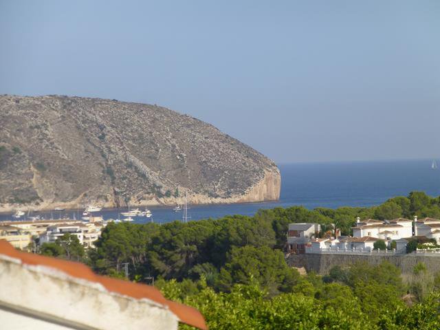 nieuwbouw villa met zeezicht te koop in Moraira