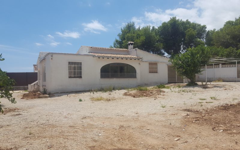 Spacious refurbished villa on a level plot | 1.500 meters to Moraira village and beaches | SOLD