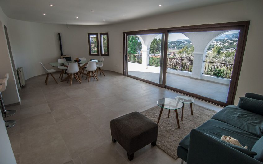 Gerenoveerde ruime zeer complete villa te koop in Moraira