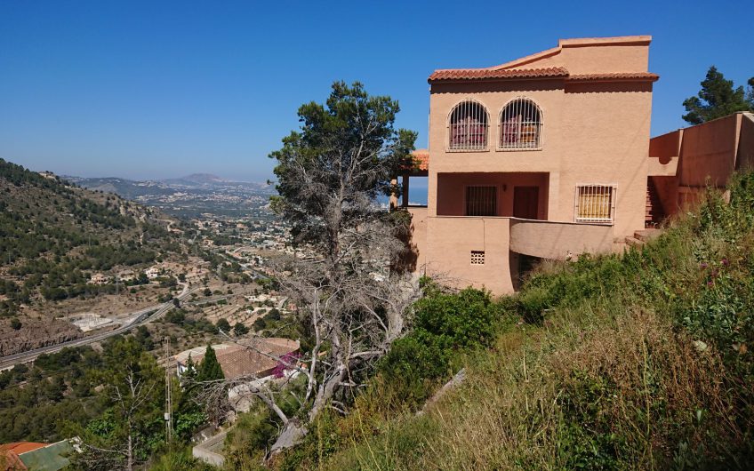 Goedkope villa in Calpe met panoramisch zeezicht te koop