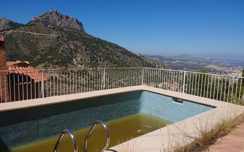 Goedkope villa in Calpe met panoramisch zeezicht te koop
