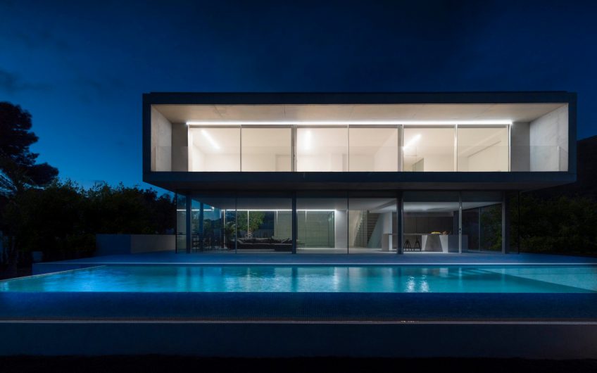 VERKOCHT | Prachtige mogelijkheid om tegen een zeer scherpe prijs een unieke villa op toplocatie in el Portet Moraira te verwerven