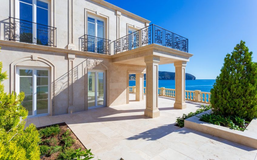 Nieuwbouw villa direct aan zee in Moraira te koop