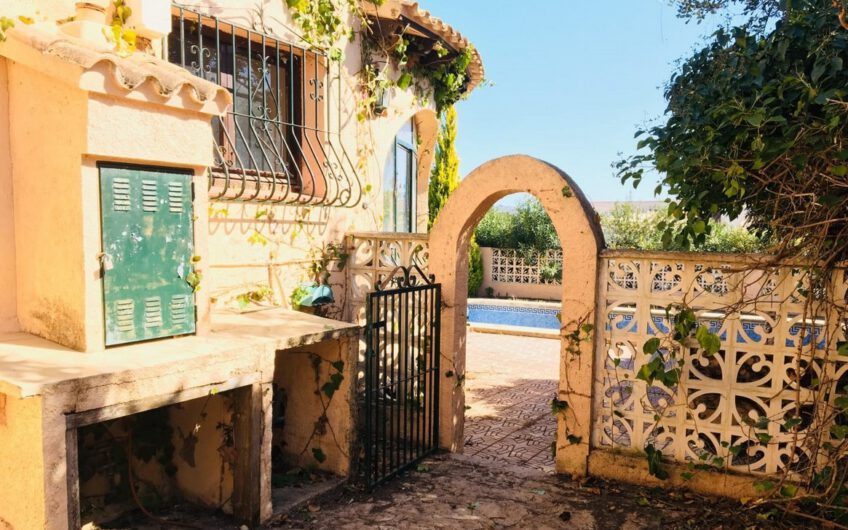 Ruime goedkope villa in Moraira te koop