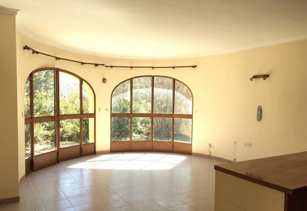 Ruime villa in Moraira te koop om te renoveren, salon