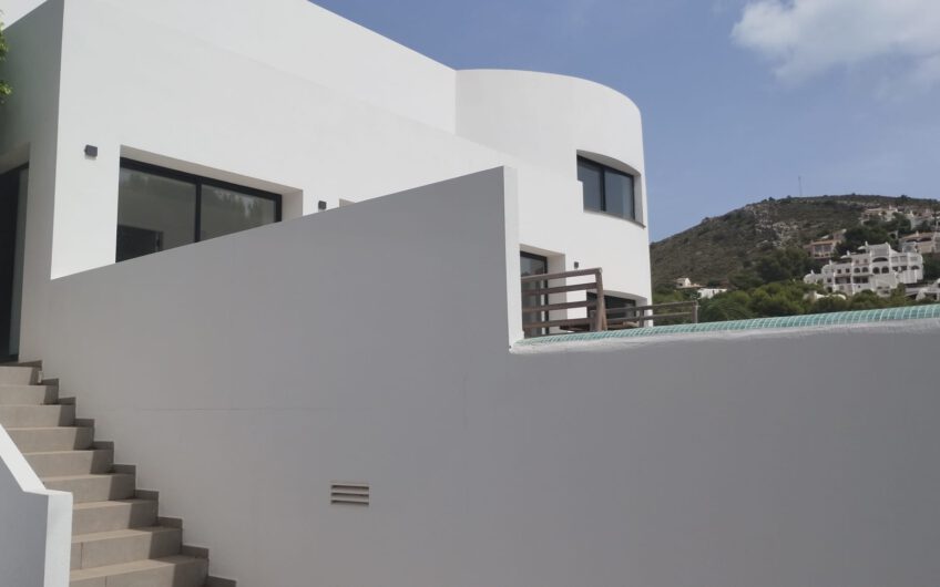 Grote villa bij strand el Portet in Moraira te koop | VERLAAGD IN PRIJS