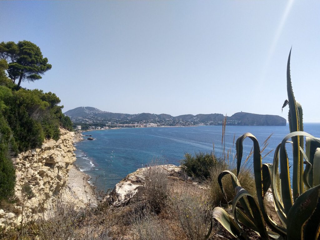 villa direct aan zee te koop in Moraira