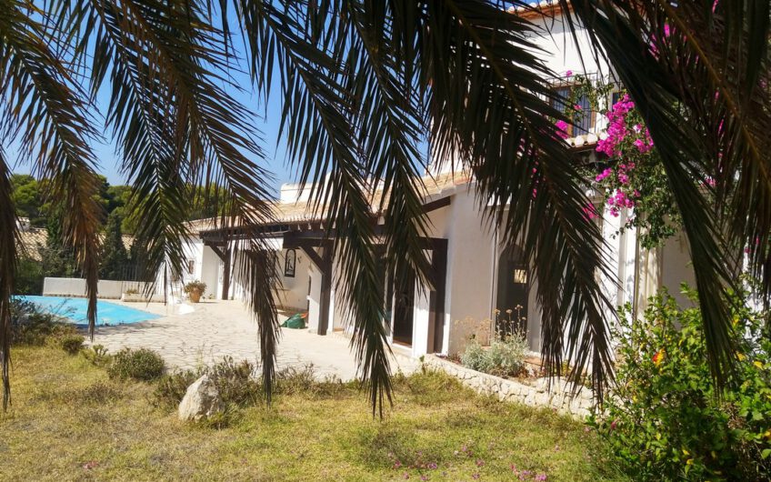 Unieke villa op de eerste lijn aan zee in Moraira te koop