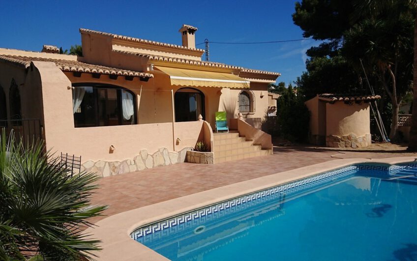 zonnige mediterraanse villa te koop in moraira San Jaime met zeezicht