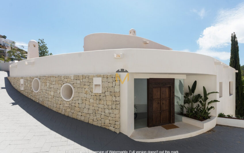Ibiza villa op weergaloze lokatie aan de kust in Jávea