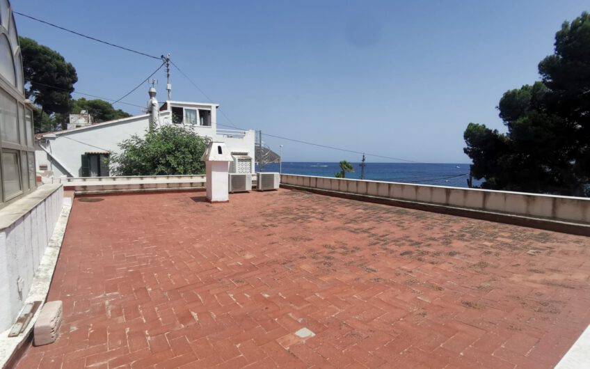 Villa in Moraira op de eerste lijn met eigen toegang tot strand