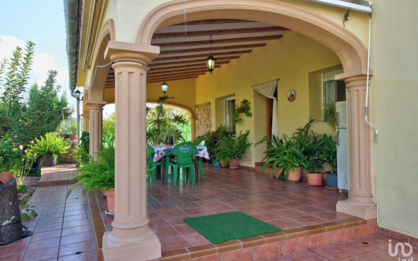 Villa met gastenverblijf in Jalon te koop