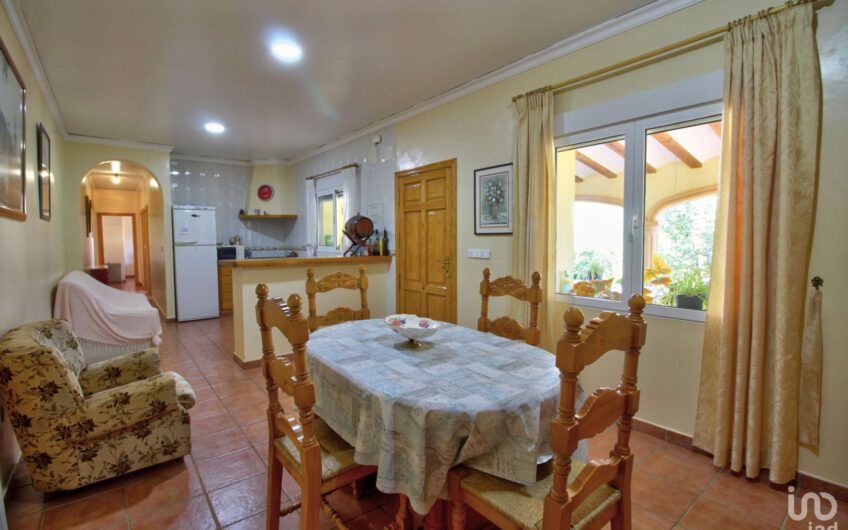 Villa met gastenverblijf in Jalon te koop