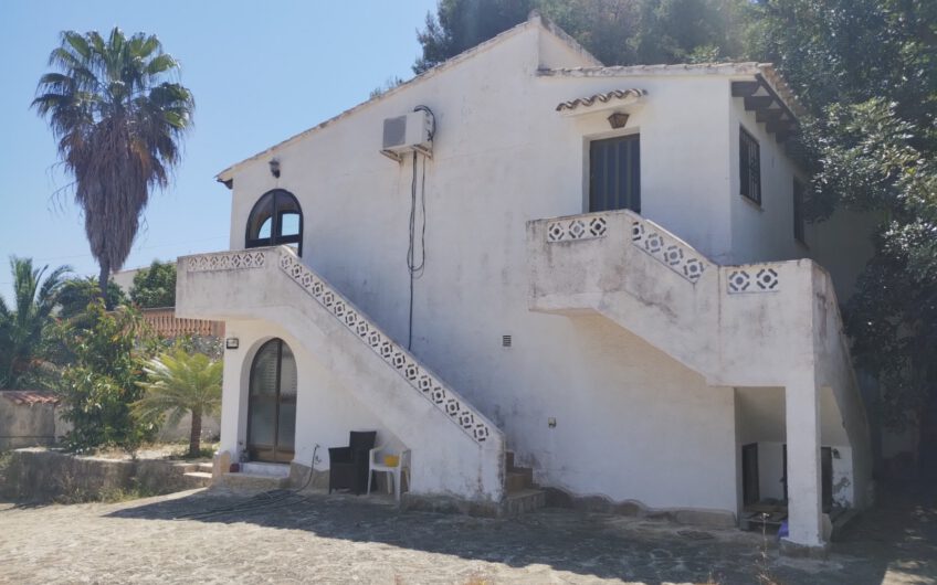 Villa op 1.5 km van Moraira dorp en strand te koop