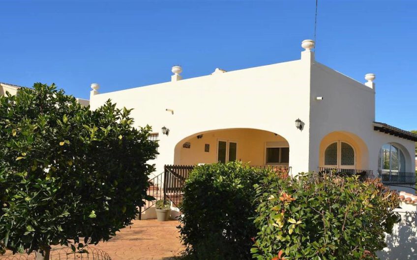 Villa met zeezicht in Moraira te koop met mogelijkheid tot uitbouw | IN PRIJS VERLAAGD
