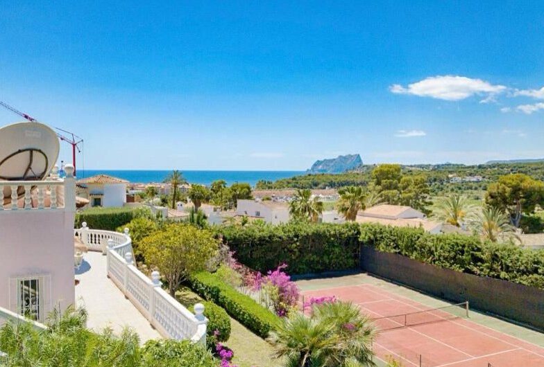 Ruime villa met zeezicht op korte wandelafstand strand en centrum Moraira